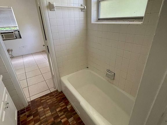 5th image of 1976 Windsor Dr #1