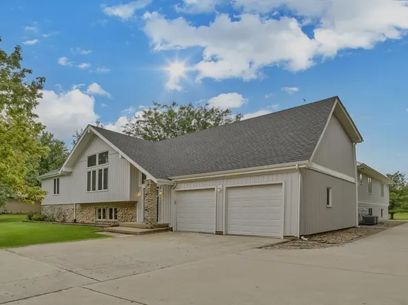 7N140 Nancy Ln, St Charles, IL 60175