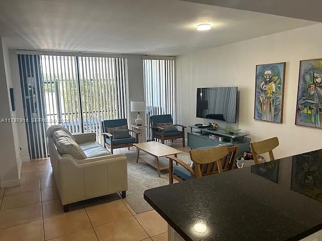 425 Grapetree Dr — Photo 3