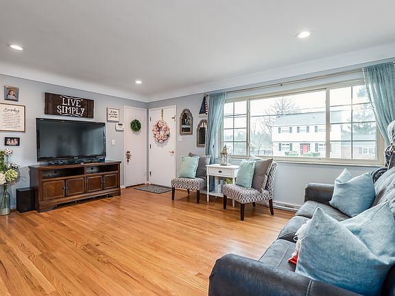 3rd image of 1779 Robinway Dr
