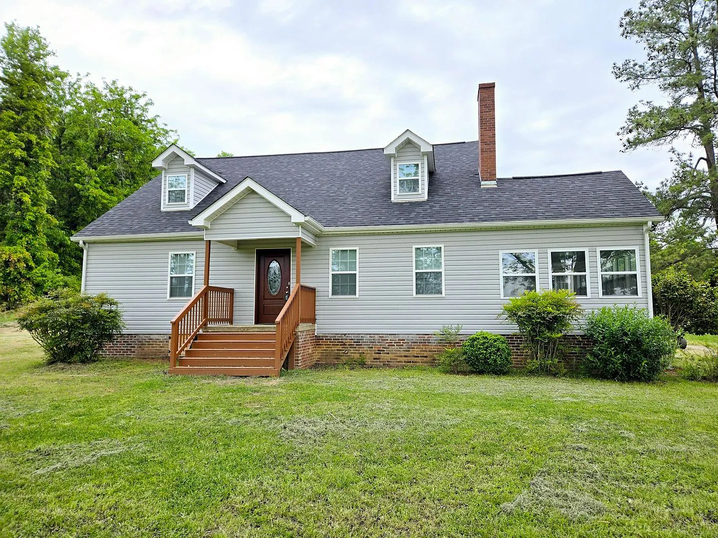 Amazing 4 bed room 3 bathroom home in the country with a large Private lot fully updated — Photo 1
