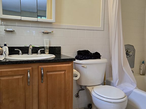4th image of 300 Hammond Pond Pkwy #301