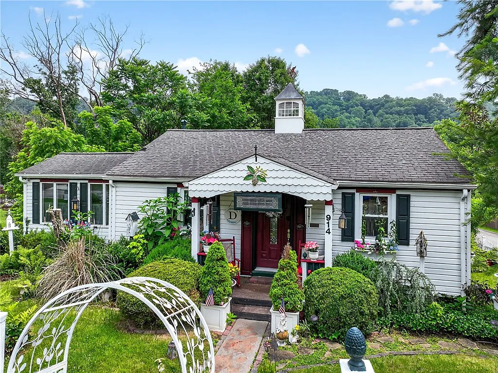 914 E Smithfield St photo 1