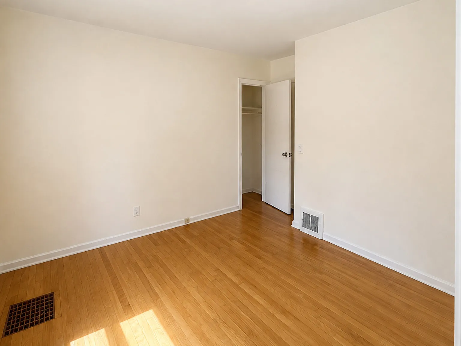 3 bed, 1.5 bath, 1100 sqft, $2,600 — Photo 4