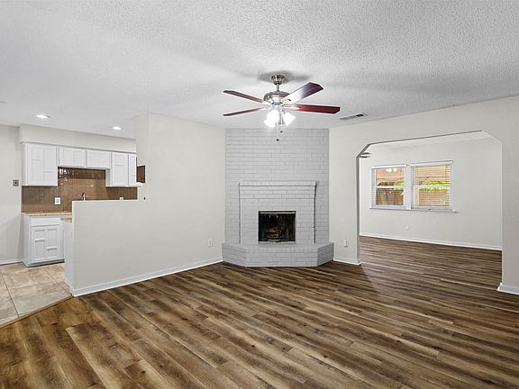 3rd image of 5001 Darrow Ln