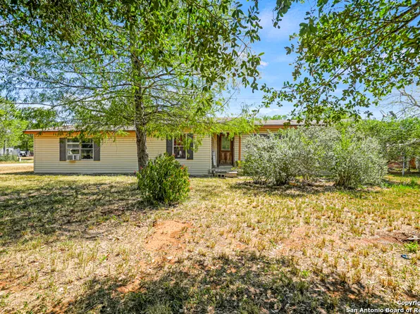 211 Simmons, Jourdanton, TX 78026