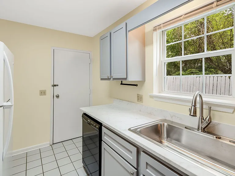 Mount Clare Avenue Apartments — Photo 12