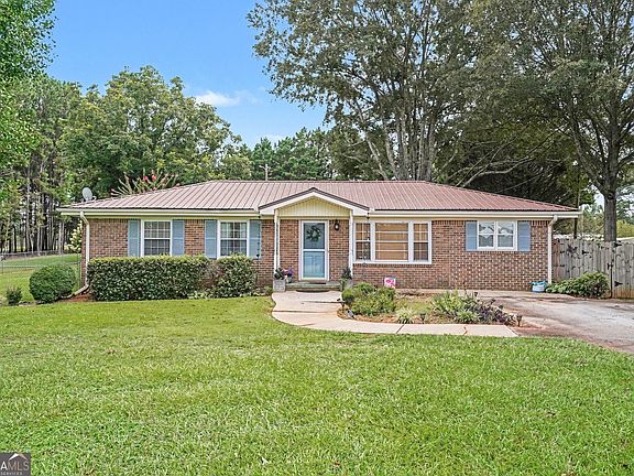 3rd image of 4074 Newnan Rd
