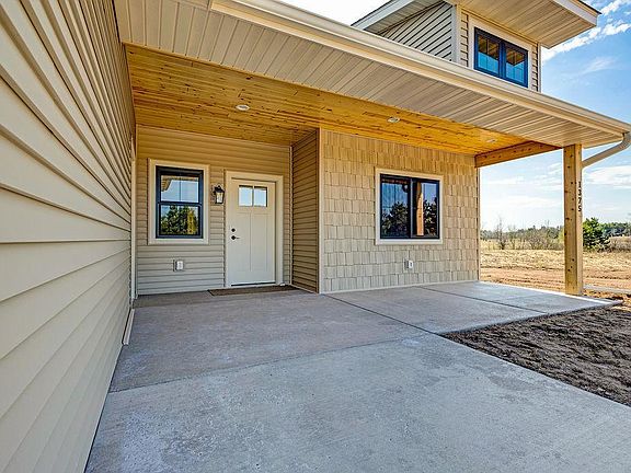3rd image of 1375 Carriage Hill Dr