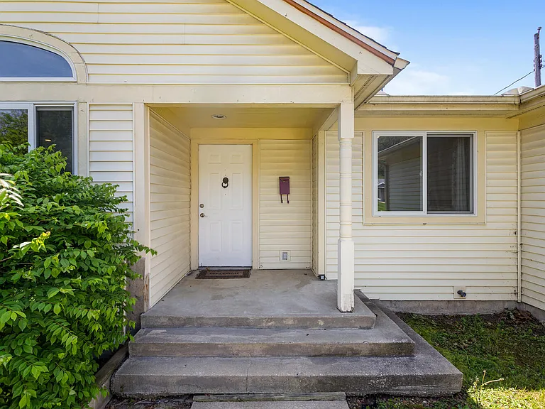 913 W Eads St — Photo 2