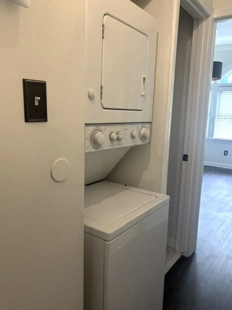 Beautiful 1 Bedroom Apartment — Photo 3