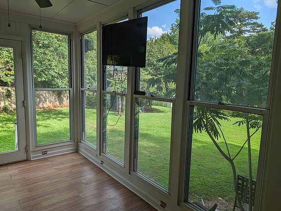 4th image of 3321 Vista Pl NW