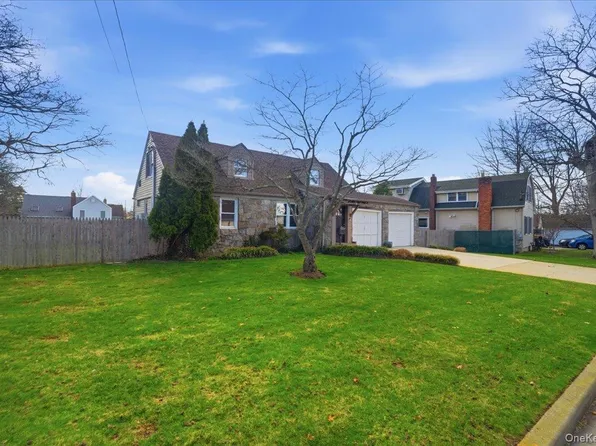 5 Erlwein Court, Massapequa, NY 11758