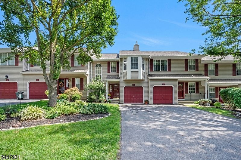 1st image of 18 Pinehurst Dr