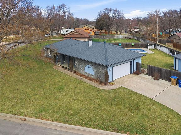 2nd image of 610 E Southeast Dr