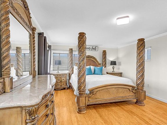 3rd image of 819 Iris Ave