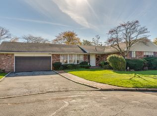 3 Ivy Ln, Lawrence, NY 11559