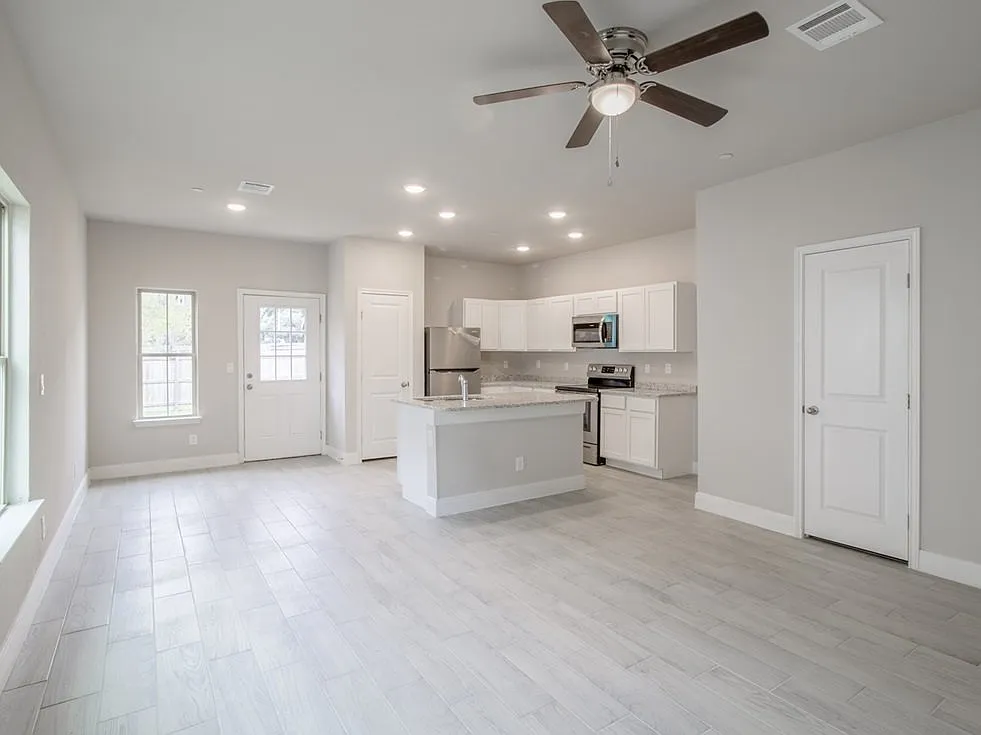 3 bed, 2.5 bath, 1300 sqft, $1,600 — Photo 4