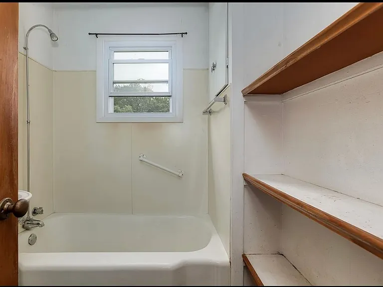 312 S Poplar St — Photo 7