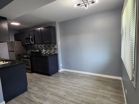 Eat-in area located between the living room and kitchen