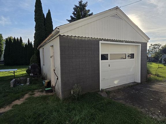 4th image of 1416 Maple St