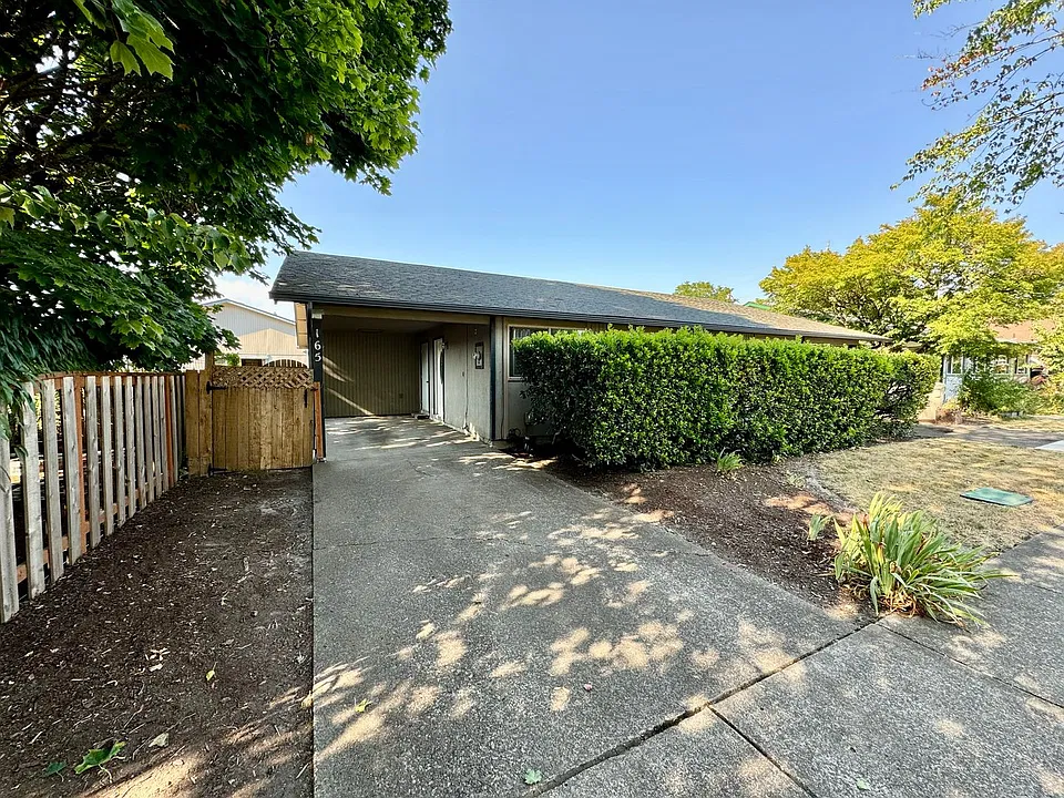 165 SW Wake Robin Ave