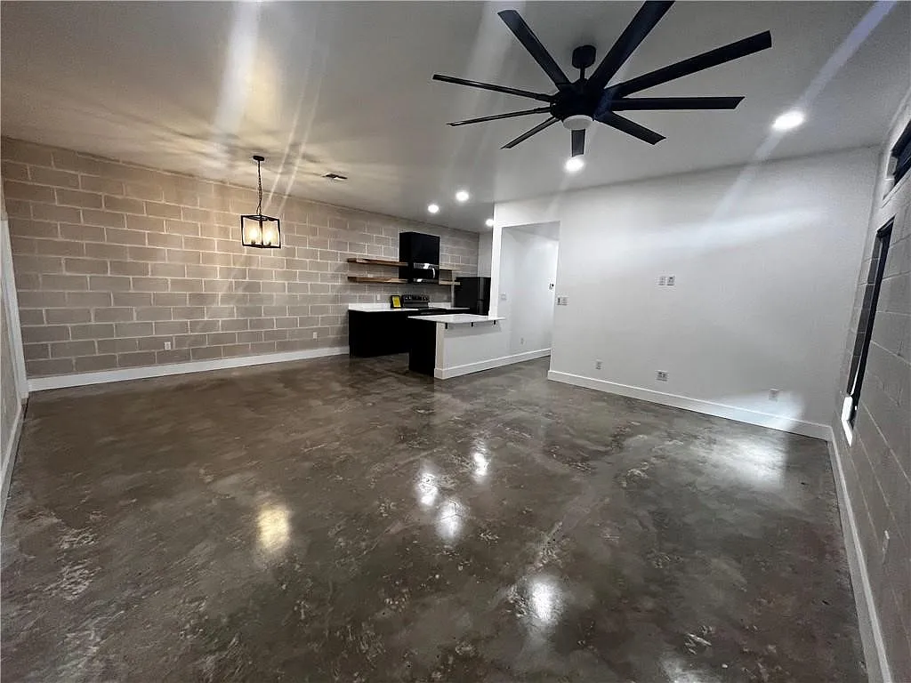 3 bed, 2.0 bath, 1372 sqft, $2,095 — Photo 2