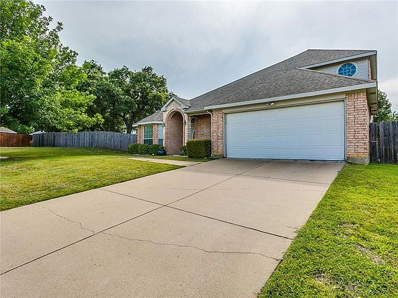 3rd image of 2984 Lakeview Cir
