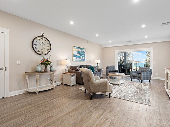 5th image of 539 Bay St #204E