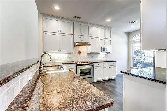 3 bed, 1958 sqft, $2,450 — Photo 4