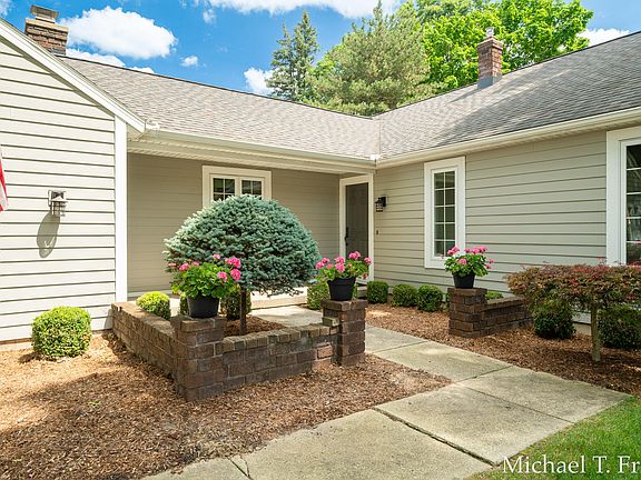 3rd image of 6479 Ridgemont Dr SE