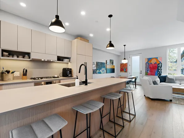 528 E 2nd St #31, North Vancouver, BC V7L 0G8