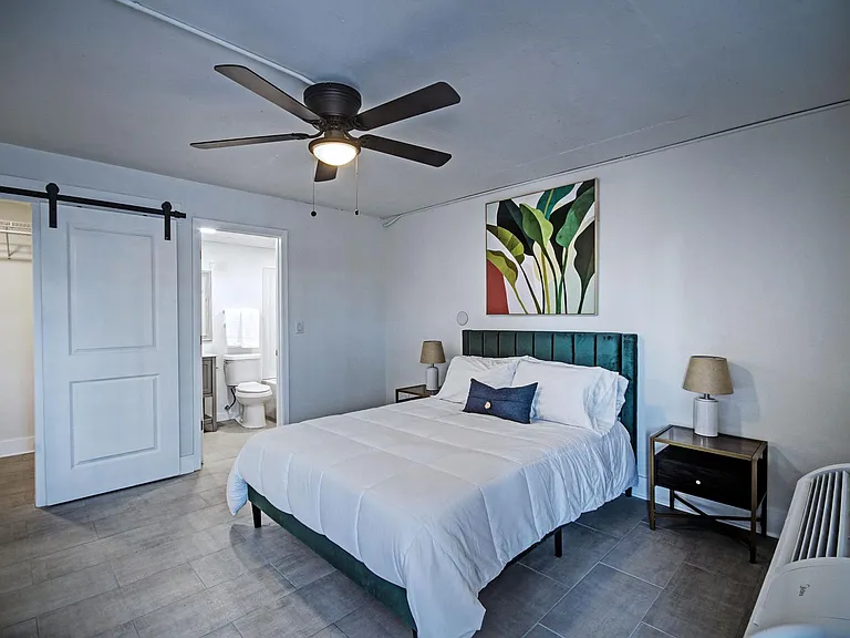 Admiral Apartments — Photo 30
