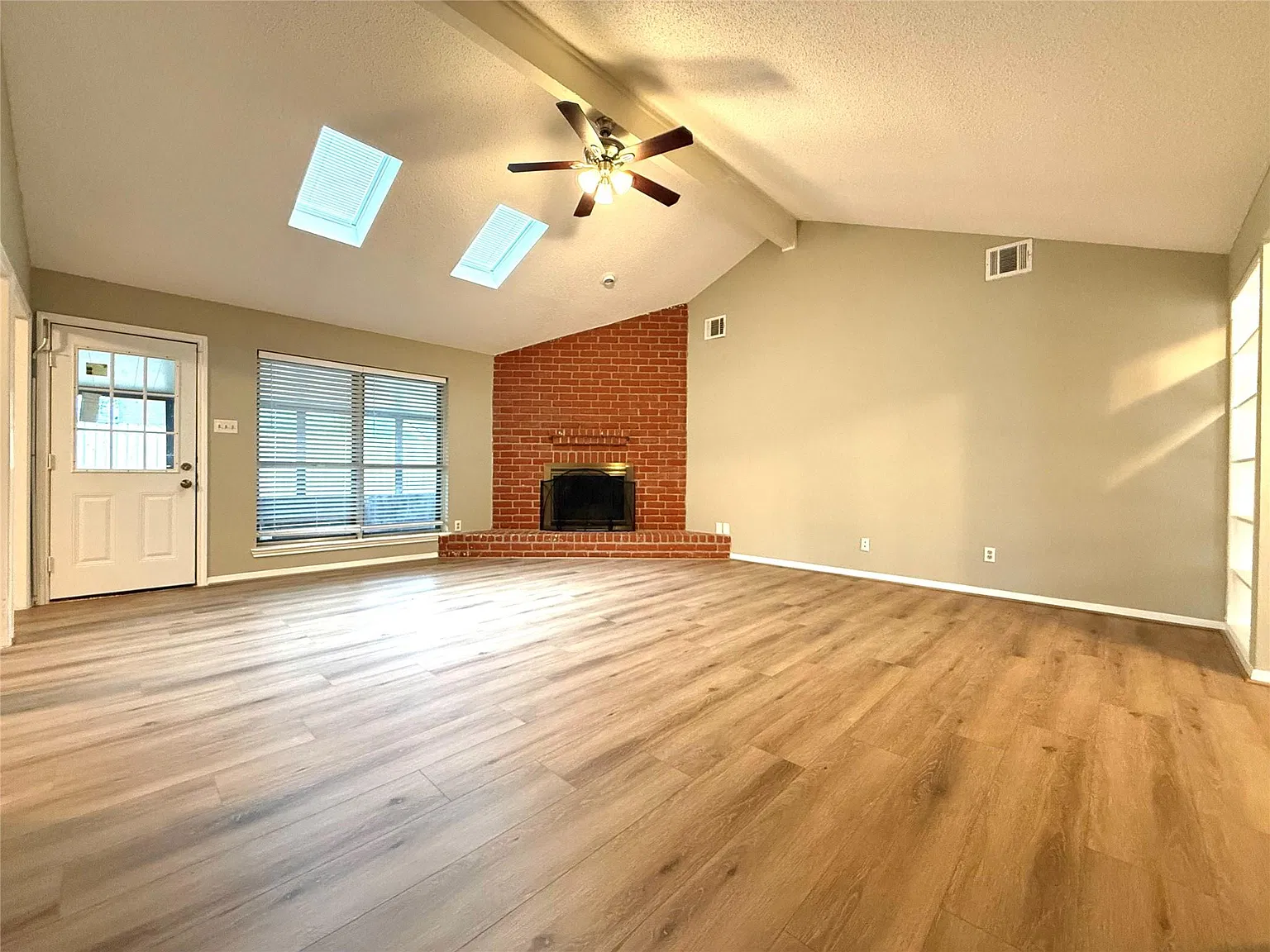 3 bed, 2.0 bath, 1689 sqft, $2,100 — Photo 3