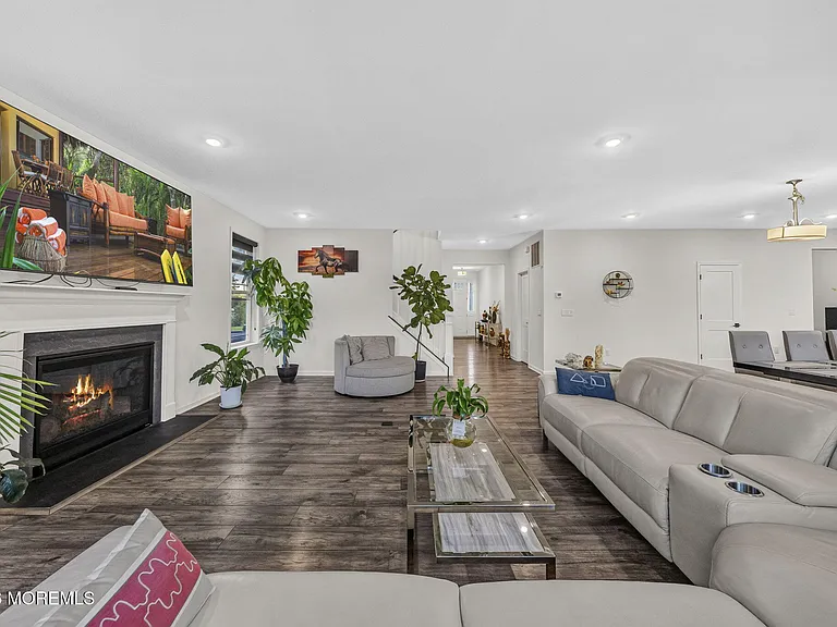 319 Tulip Ct — Photo 17