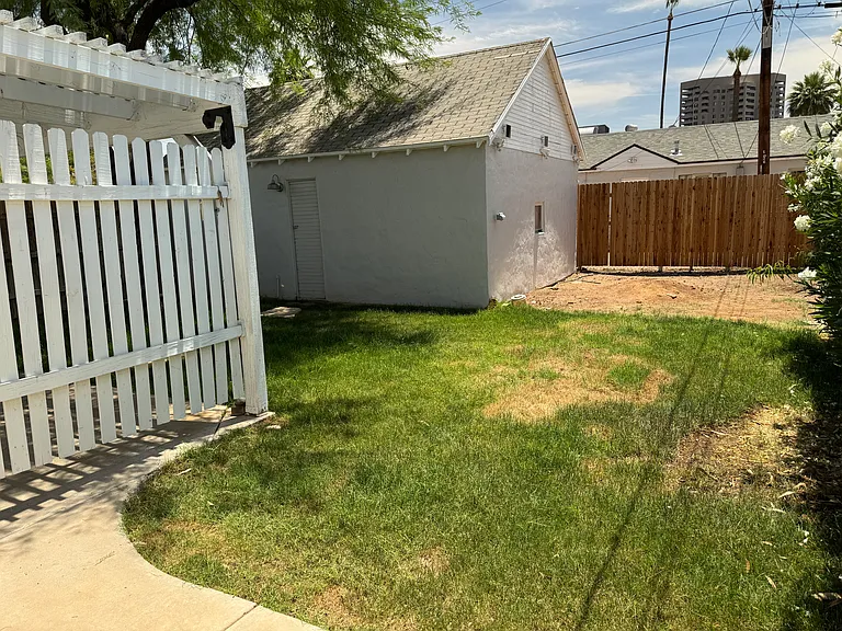 1025 E Indianola Ave — Photo 42