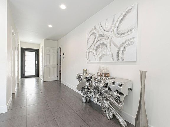 5th image of 13361 Blythe St