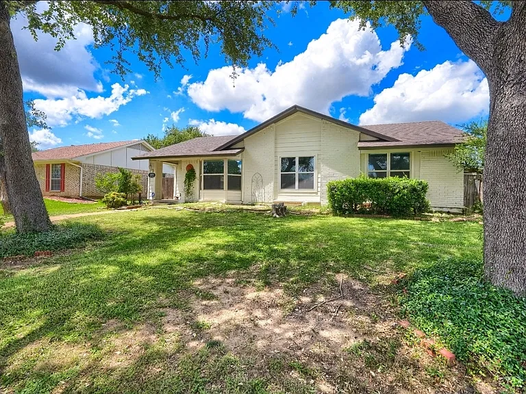 1273 Valencia Ln — Photo 3