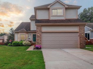 41694 Kenilworth Ln, Novi, MI 48377