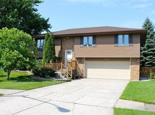 1001 Cambridge Ct, Dyer, IN 46311