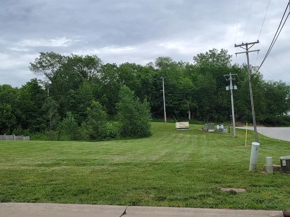 1815 6th St #A, Coal Valley, IL 61240