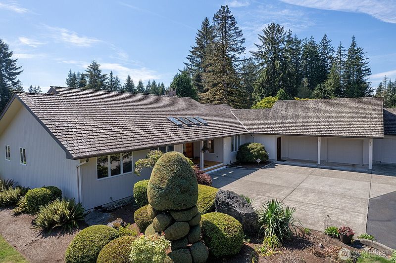 3rd image of 721 Fairway Drive