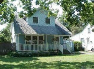 414 3rd Ave, Bayport, NY 11705