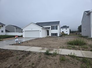 560 Needlewood Dr, Cedar Springs, MI 49319