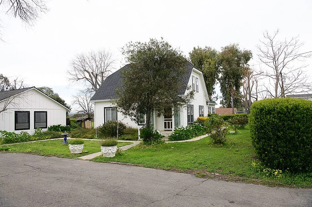1975 Gwinn Ave photo 1