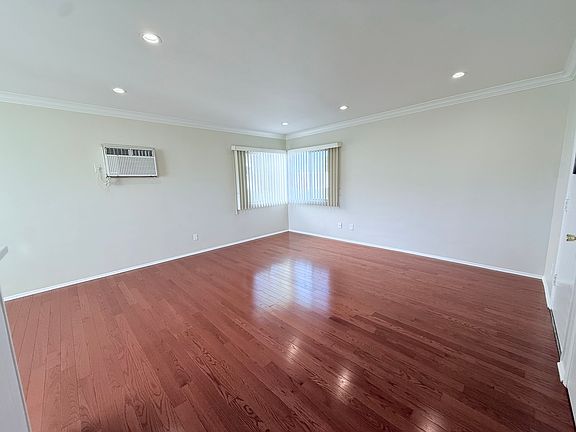 4th image of 2708 W Clark Ave #J5