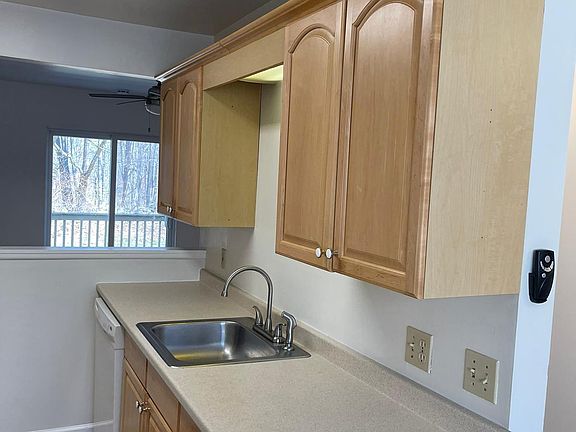 4th image of 210 Vineyard Ave APT 12