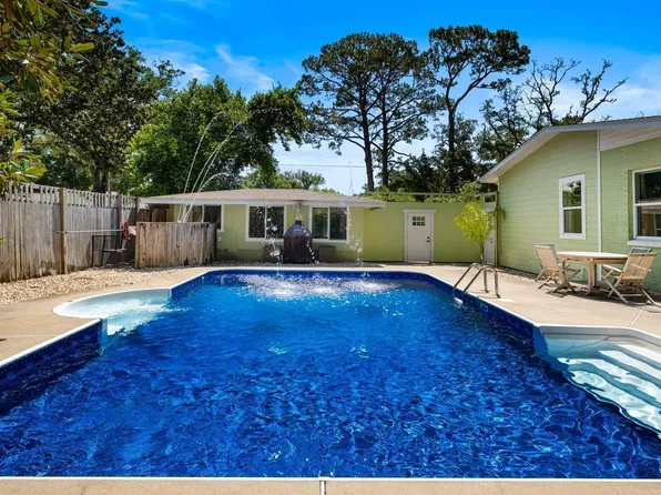 420 Fairpoint Dr, Gulf Breeze, FL 32561