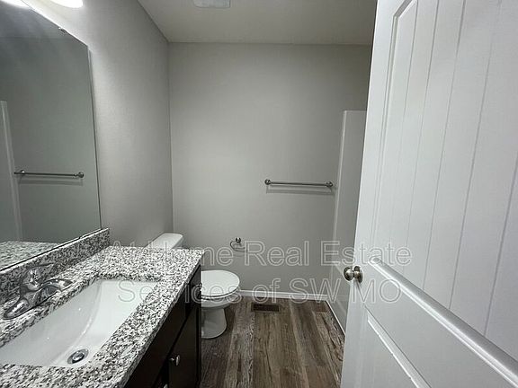 5th image of 613 S Southgate Dr