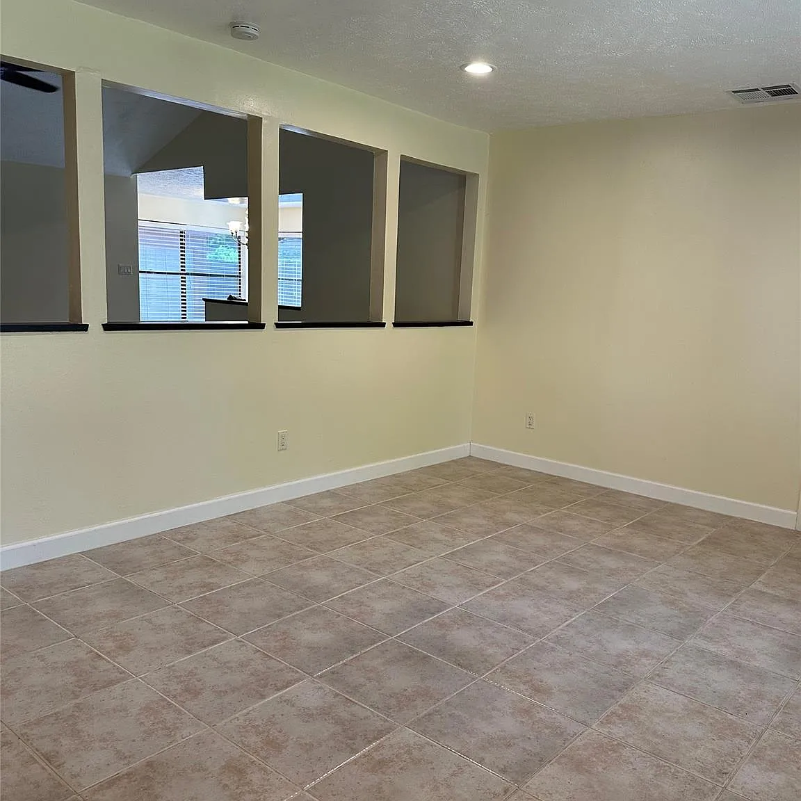 4 bed, 2.0 bath, 2237 sqft, $2,350 — Photo 4
